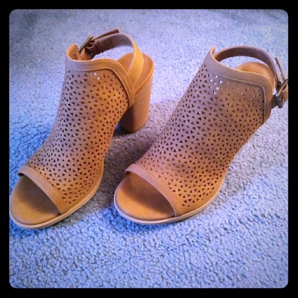 Universal Thread Sandals - Picture 1 of 4